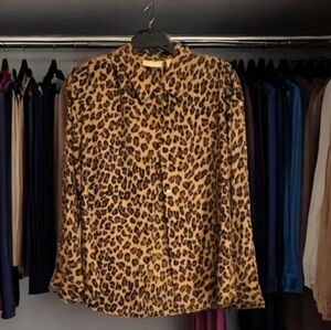 Signature Liz Claiborne gold-tone hardware and a bold leopard print. Size L